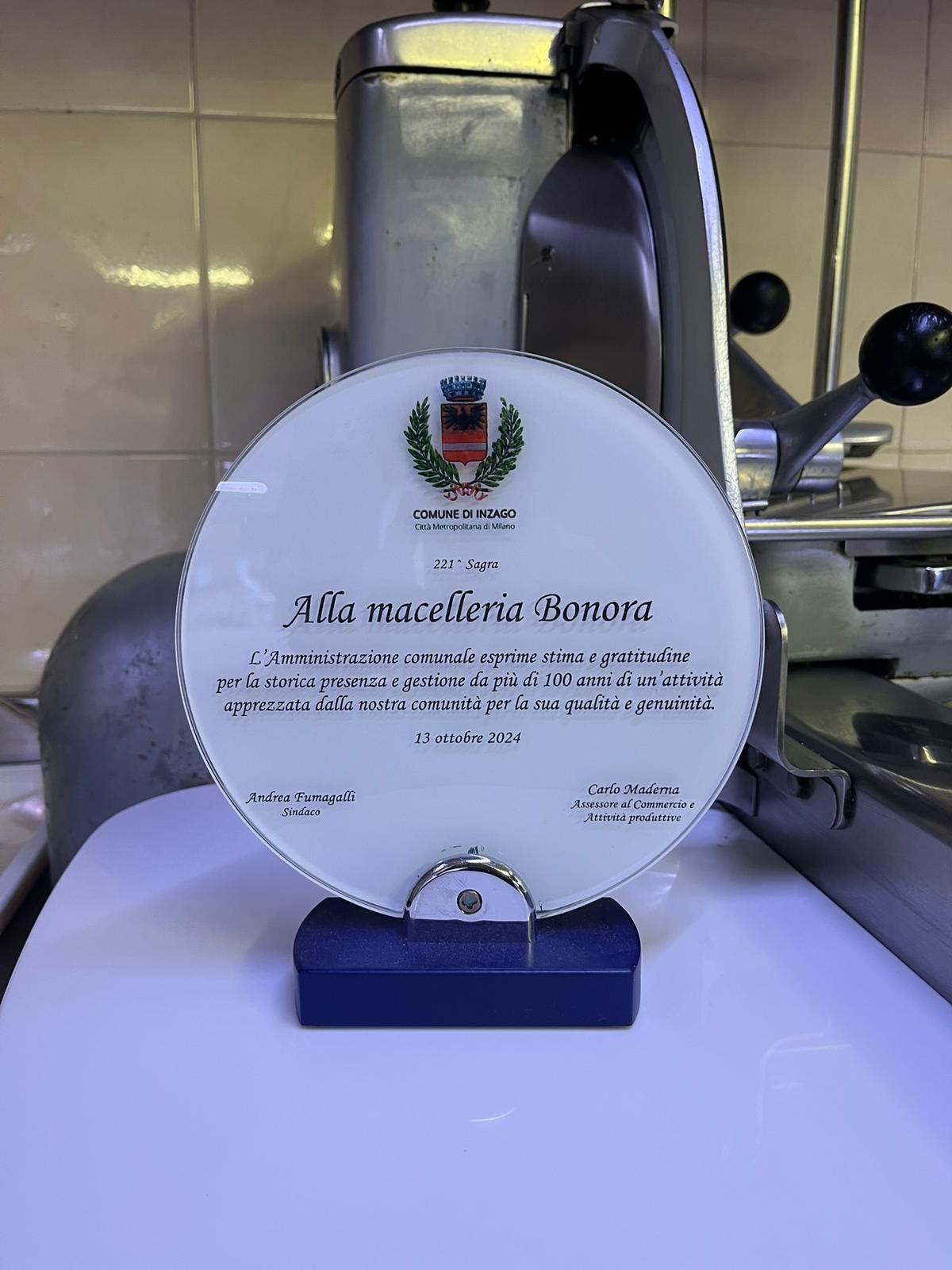 Attilio Bonora nel laboratorio con i prosciutti