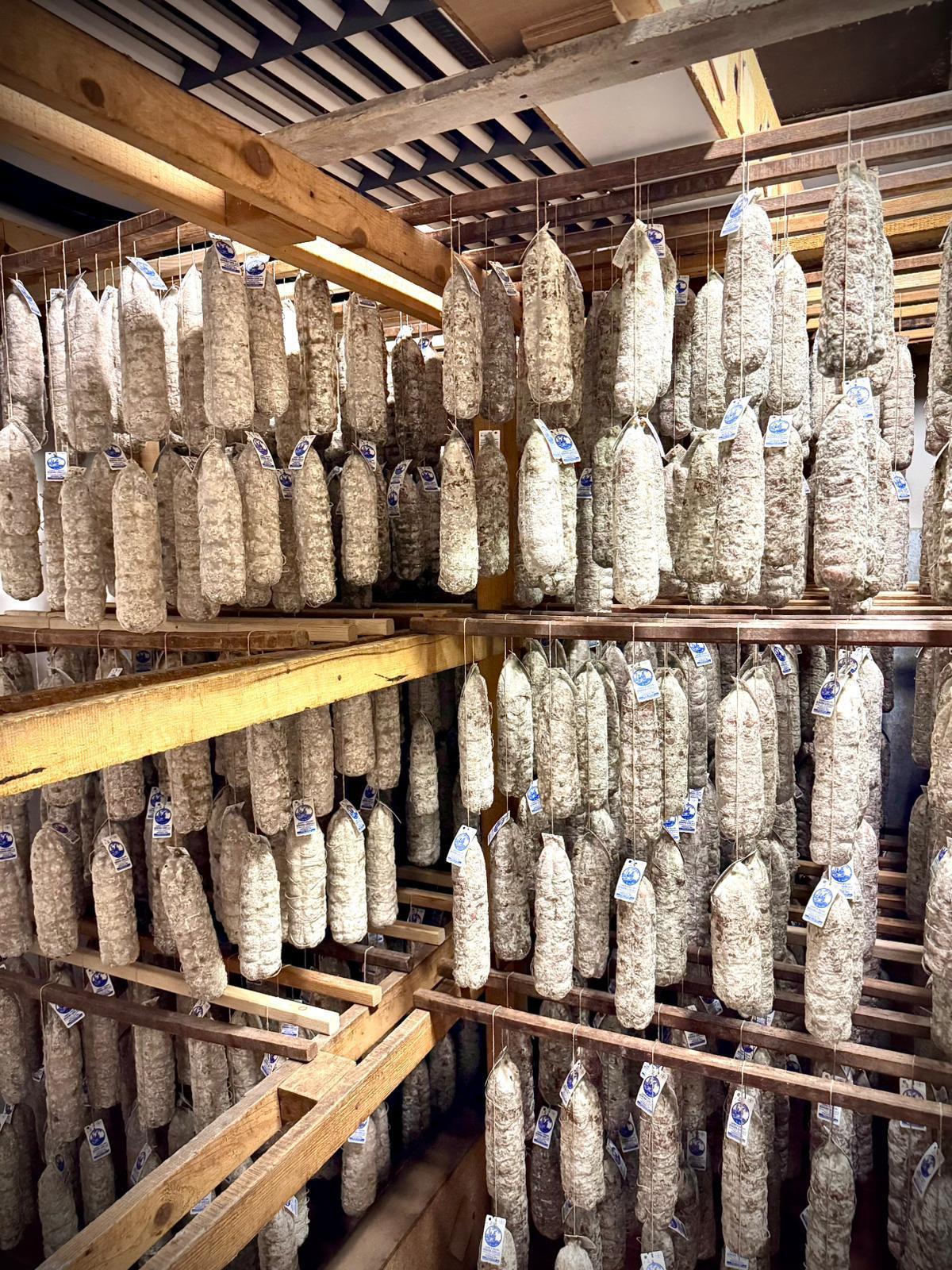 Stagionatura salami nel laboratorio Bonora